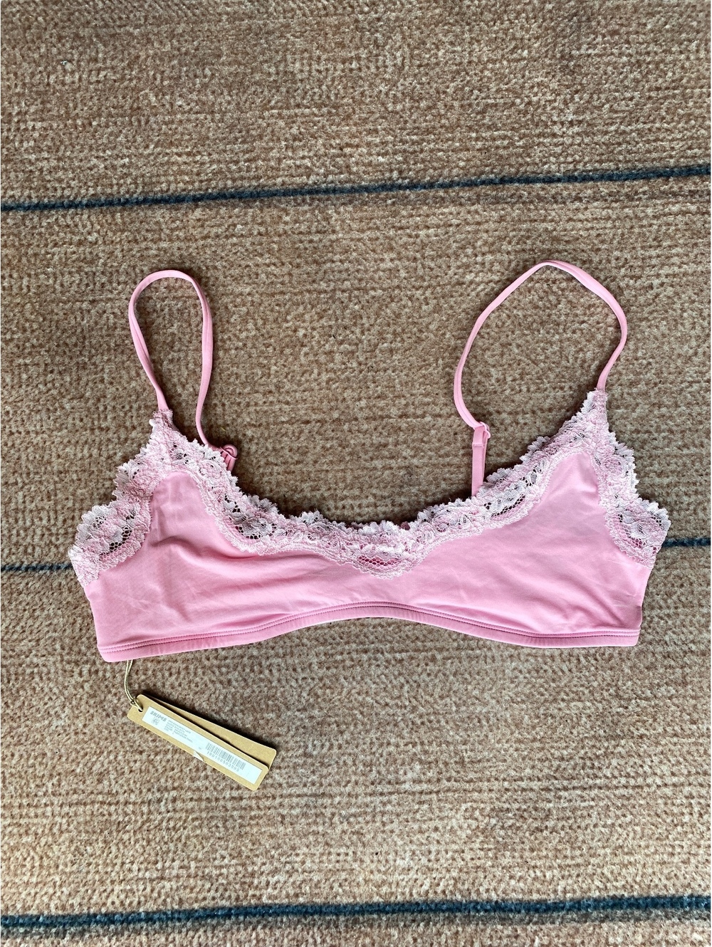 Skims Fits everybody scoop balconette bubblegum pink large New with tags lace